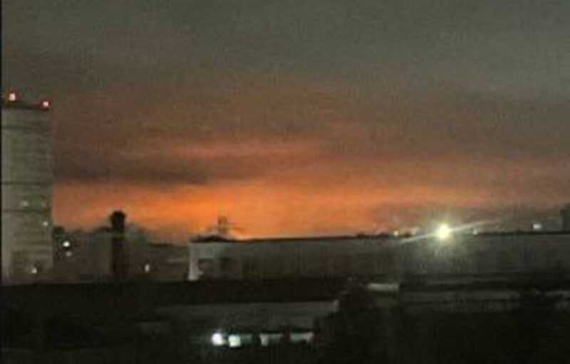 В Саратове возникли взрывы и пожар на нефтеперерабатывающем заводе после атаки беспилотников