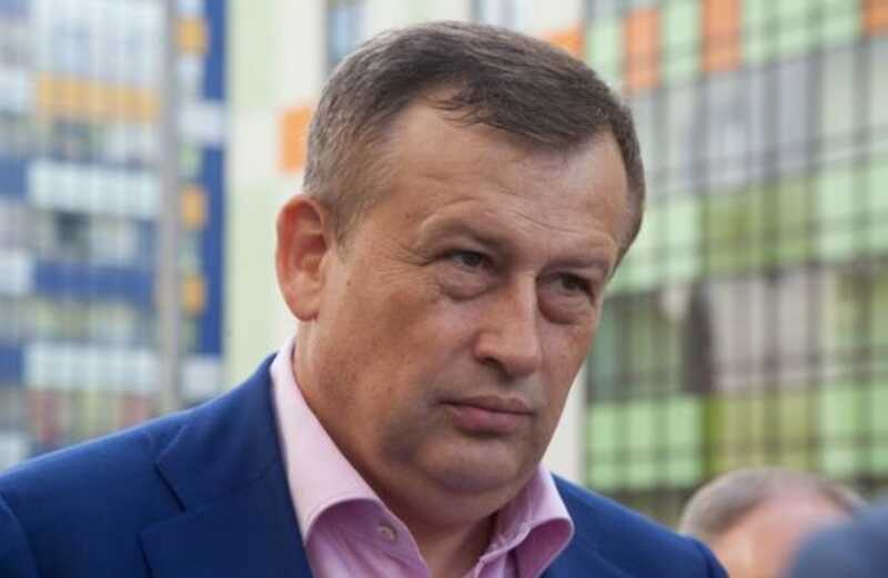 Губернатор Ленобласти Александр Дрозденко появился на ПМЭФ на костылях