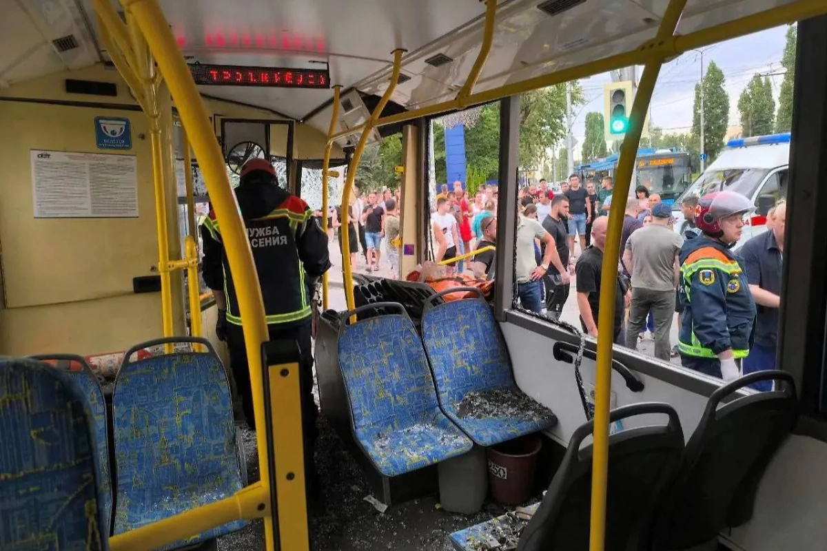 В Саратове произошло ДТП с троллейбусом. Фото &copy; Telegram / Пул Z 64 qzqiteidtqiehkmp