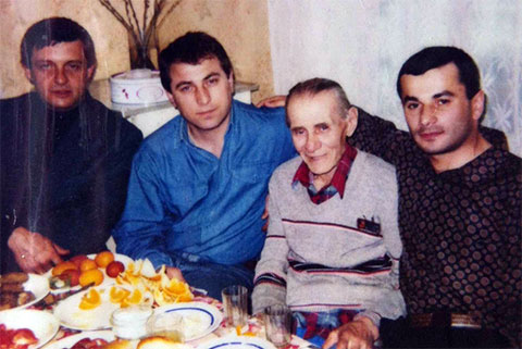 Второй справа: вор в законе Александр Кочев - Вася Корж qdtidqdiqkriudkmp