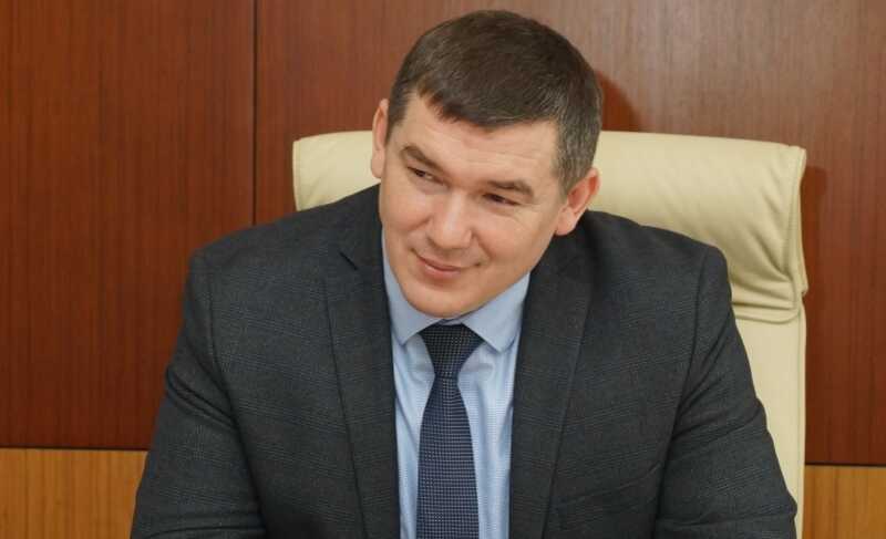 Экс-мэр Большого Камня Рустям Абушаев, ранее фигурировавший в уголовном деле, вновь засветился рядом с властями